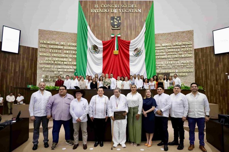 Atestigua el gobernador la entrega de presea a Ariel Avilés Marín