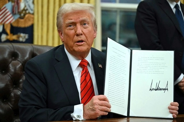 Cumple amenaza Trump: firma decreto para gravar con 25% a acero y aluminio