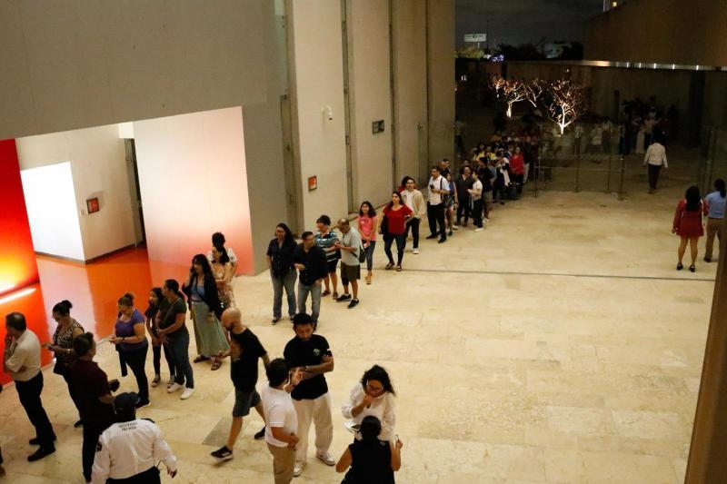 Disfrutan familias exposición de Fernando Castro Pacheco