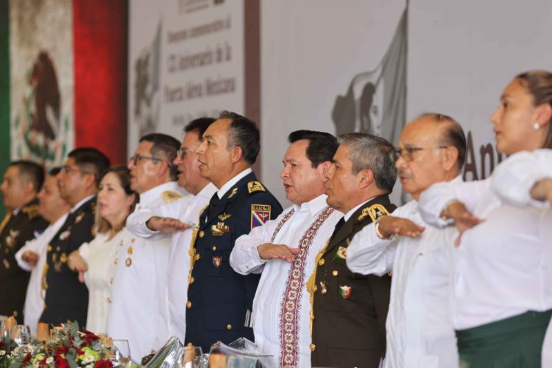 Reconocimiento del gobernador Díaz Mena a la Fuerza Aérea Mexicana