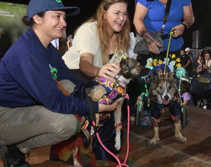 Corona Cecilia Patrón a los primeros reyes “perrunos” del Carnaval Amazónico 2025