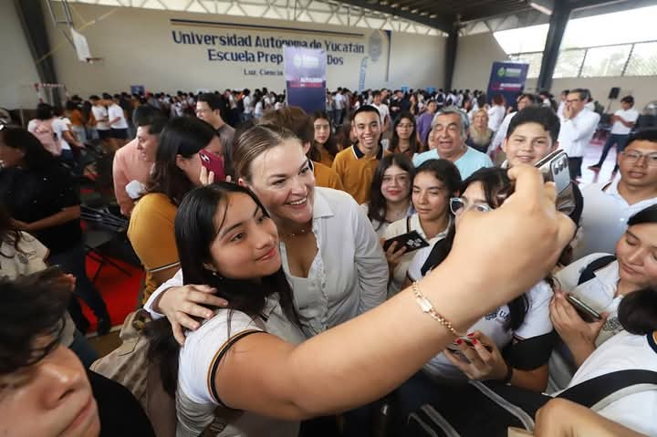 Se reúne Cecilia con estudiantes de la Prepa 2 de la UADY