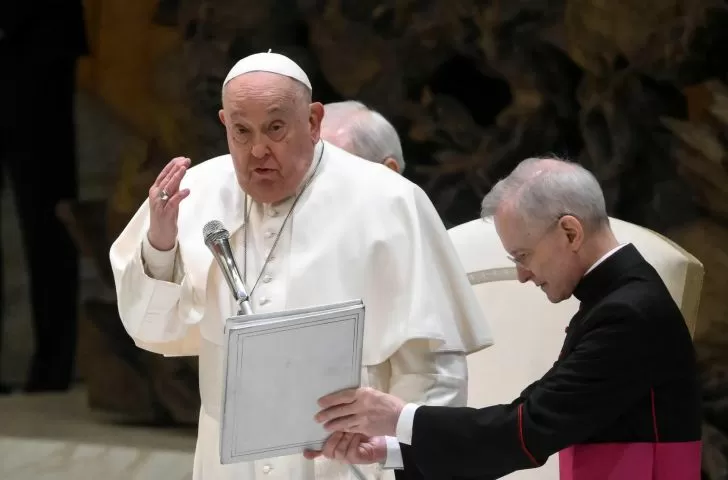 Salud del Papa sumerge al Vaticano en tensión y oración