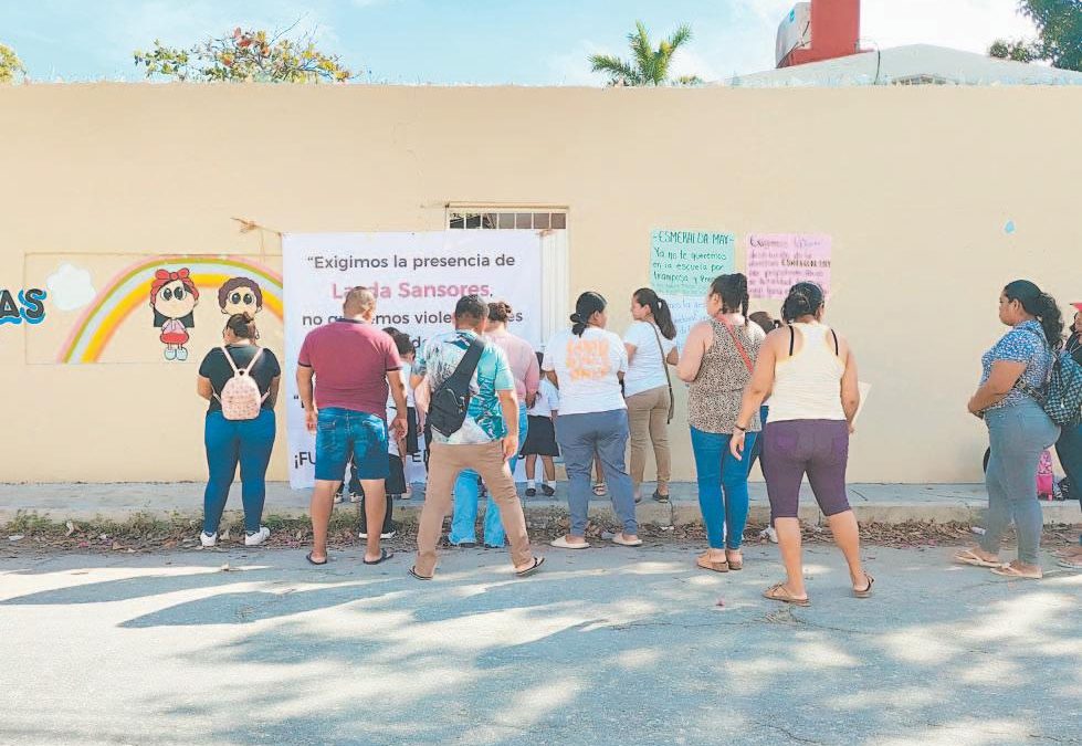 Protestan padres de familia por falta de energía en kinder de Bokobá