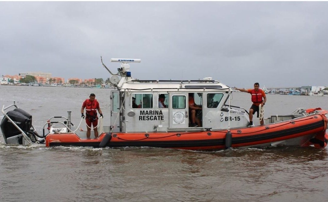 Rescatan a tres pescadores en lancha semihundida