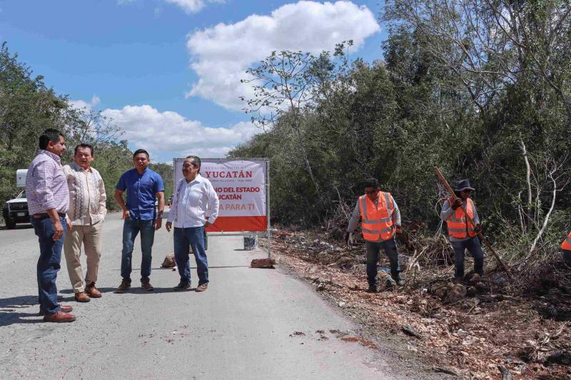 Supervisa el gobernador labores de mantenimiento de importante vía carretera a Q. Roo