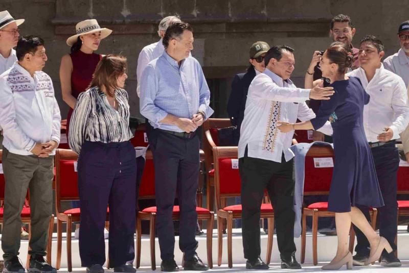 Acompaña Huacho a la presidenta Sheinbaum en la concentración del Zócalo capitalino