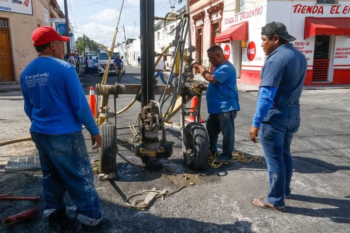 Supervisa alcaldesa la repavimentación de calles en el centro de Mérida.