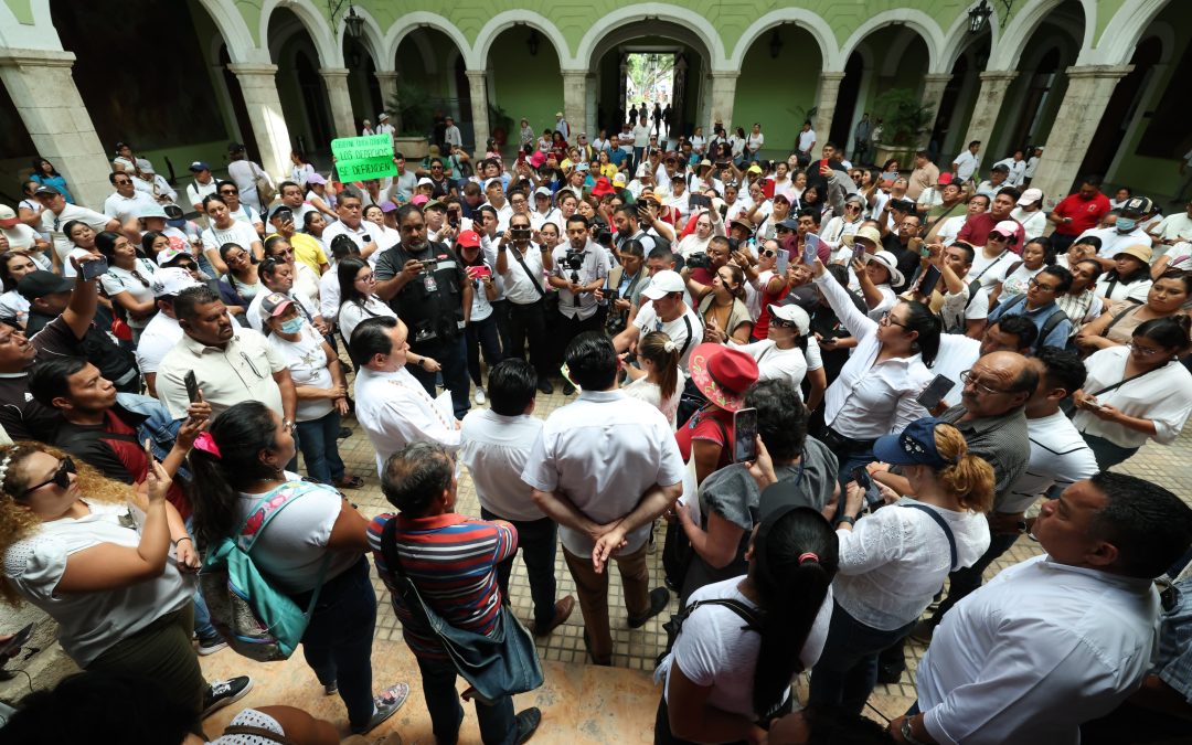 En una clara muestra de su política de puertas abiertas, atiende el gobernador a maestros que solicitaron diálogo