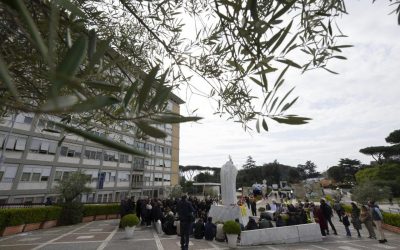 Permanece estable la salud del Papa Francisco; se dedica a la oración el pontífice