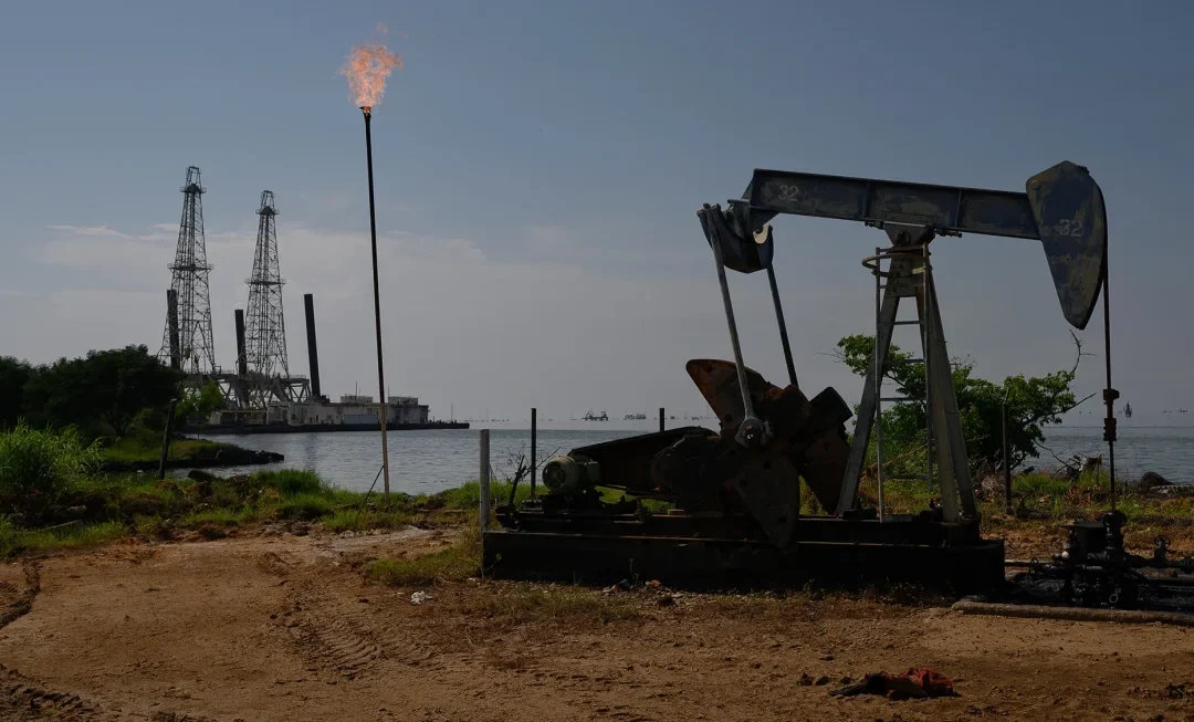 Amenaza Trump con imponer aranceles del 25% al país que le compre petróleo a Venezuela