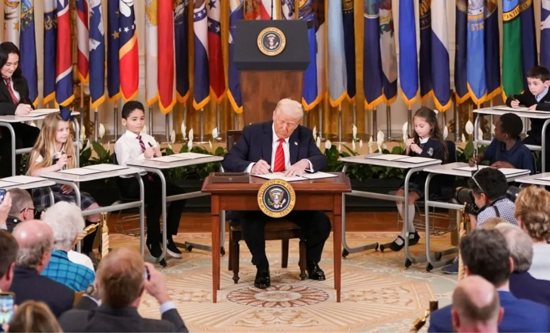 Inicia Trump el desmantelamiento del Departamento de Educación