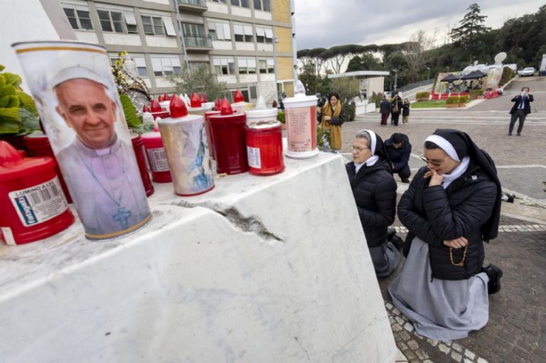 Sufre el Papa Francisco dos episodios de insuficiencia respiratoria, aunque se mantiene consciente y cooperativo