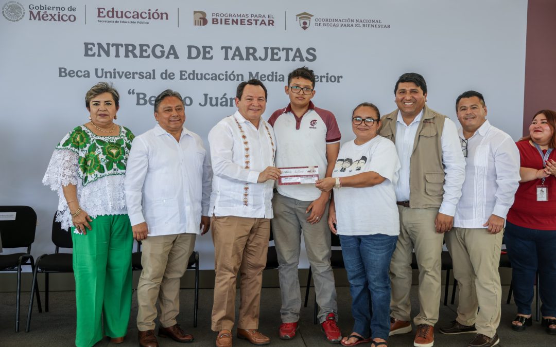 Entregan tarjetas de la beca universal de educación media superior “Benito Juárez” 