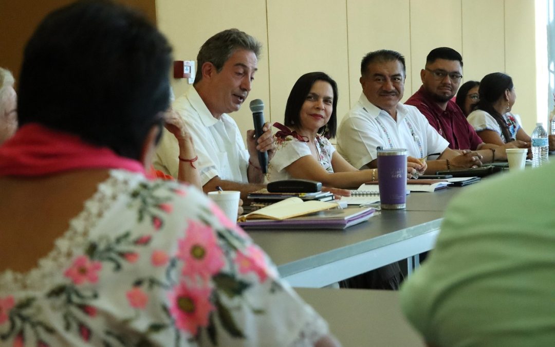 Capacita Sedeculta a bordadoras mayas como instructoras de arte textil