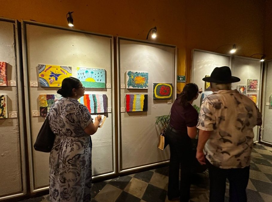 Plasman su arte jóvenes con discapacidad en la exposición “Bajo la luz de su alma”