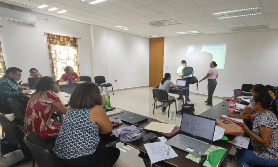 Prepara el CEMER a directores de escuelas para prevenir enfermedad de mano, pie y boca