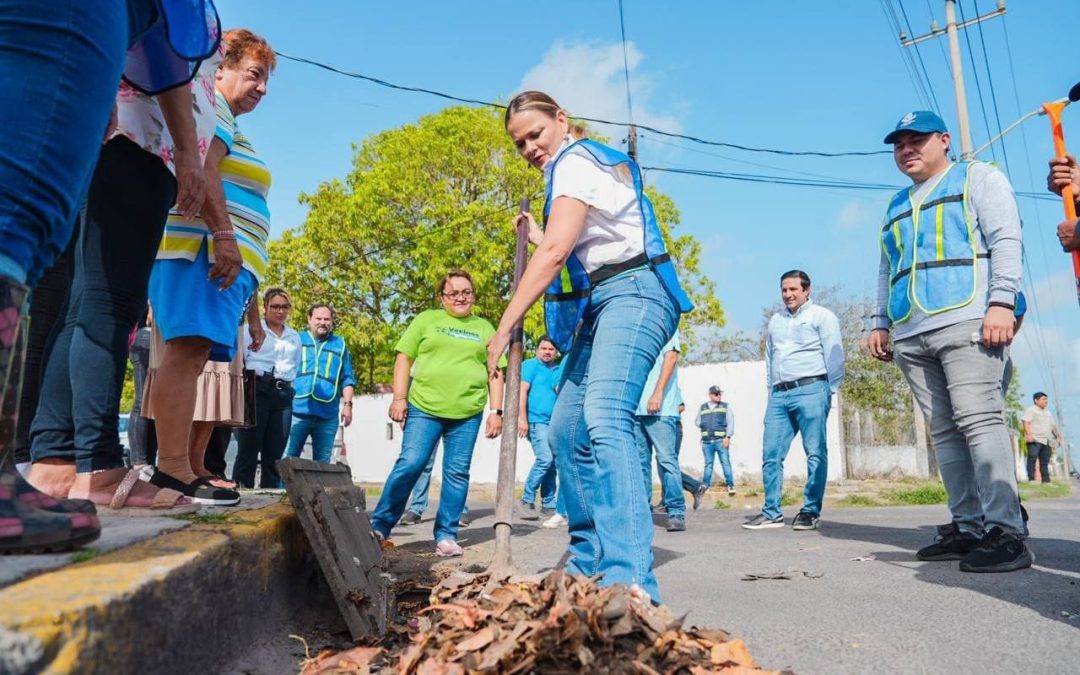 Arranca Cecilia Patrón en el sur de la ciudad operativo de limpieza de rejillas 
