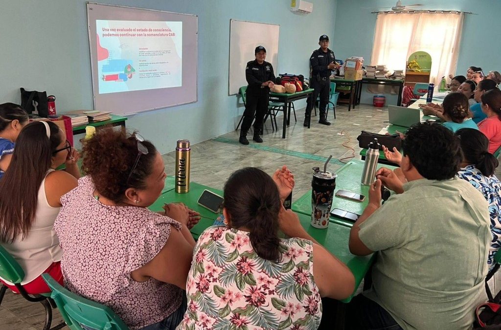 Capacita policía de Tizimín a maestros sobre primeros auxilios