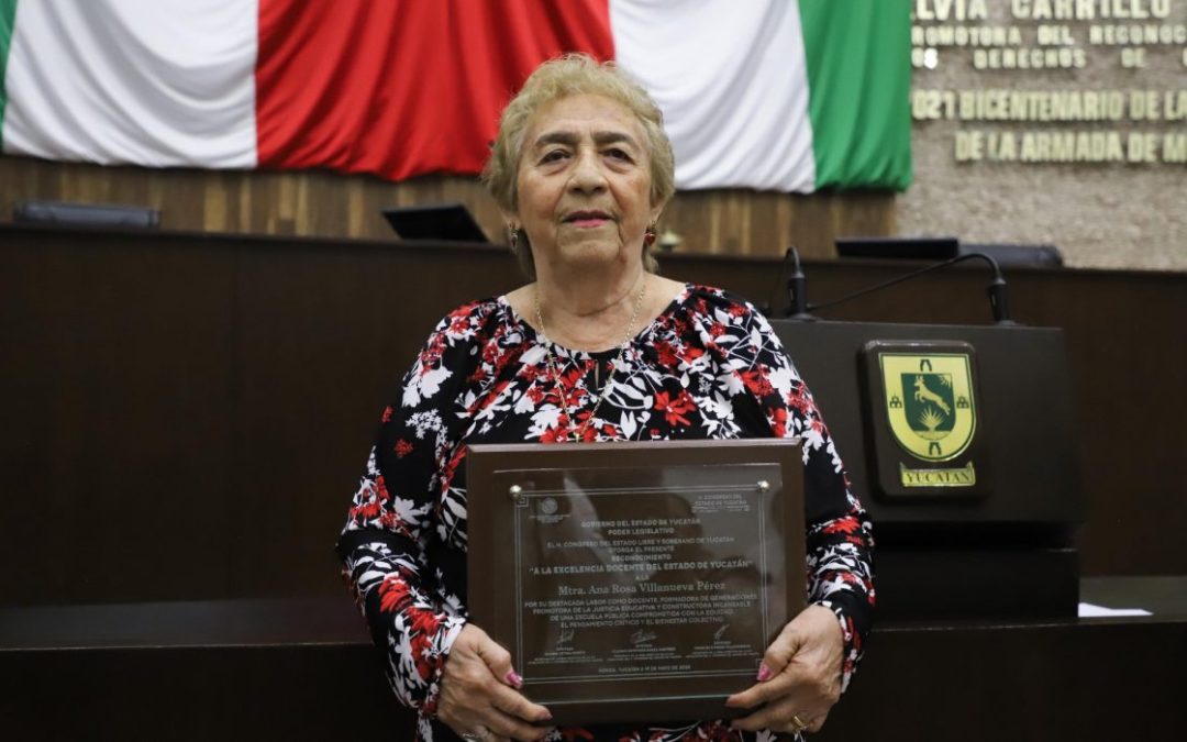 “Hay que ponerle el lente a la Educación Básica”, dice maestra homenajeada