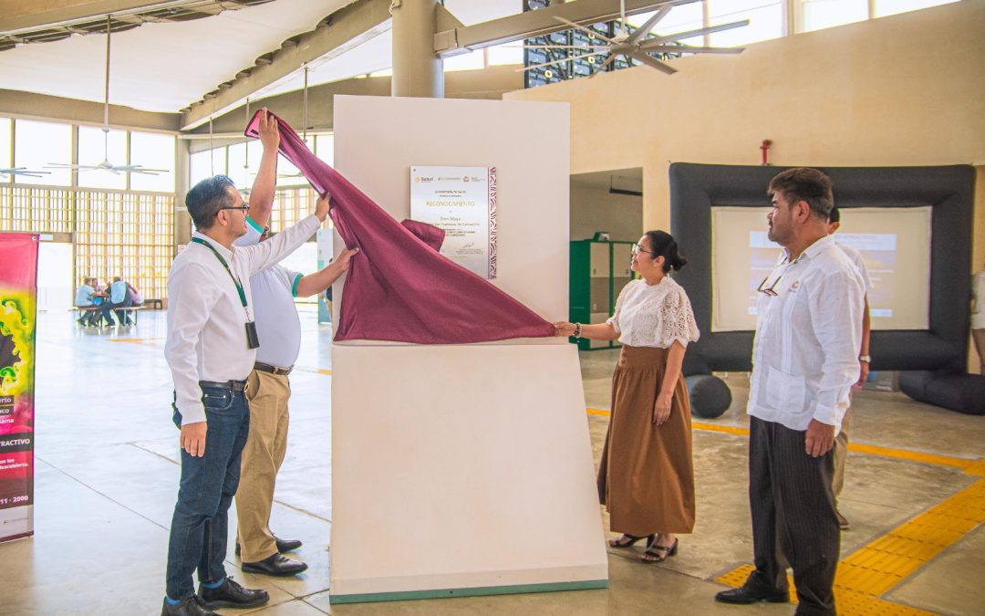 Develan placa de Edificio Libre de Humo de Tabaco en Estación del Tren Maya Campeche