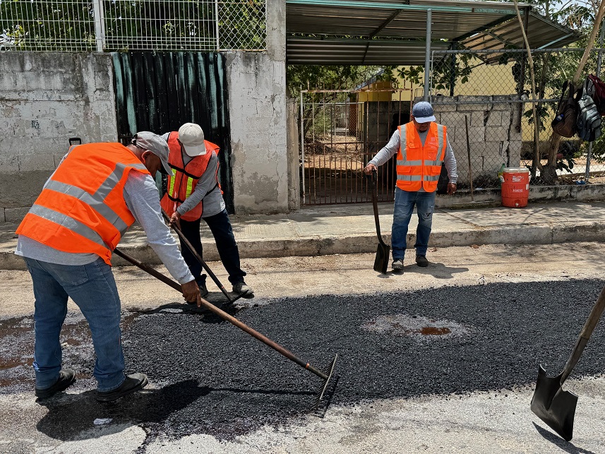 Avanza Programa de Bacheo Bienestar en colonias de Mérida