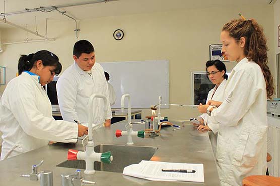 Desarrollan estudiantes de la UADY crema hidratante para personas con diabetes