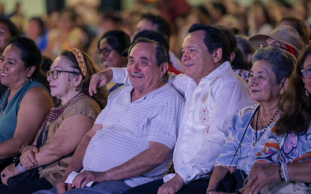 Festeja el gobernador Joaquín Díaz Mena a padres yucatecos
