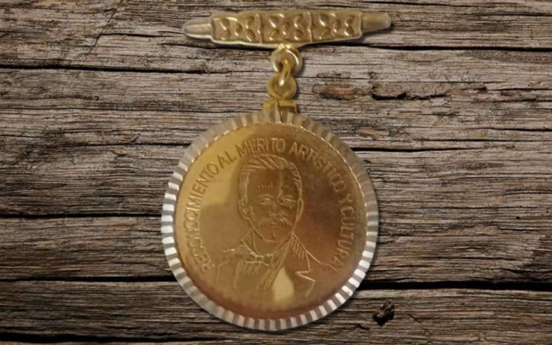 Recibió Fidencio Briceño Chel la medalla Eligio Ancona, de manos del gobernador