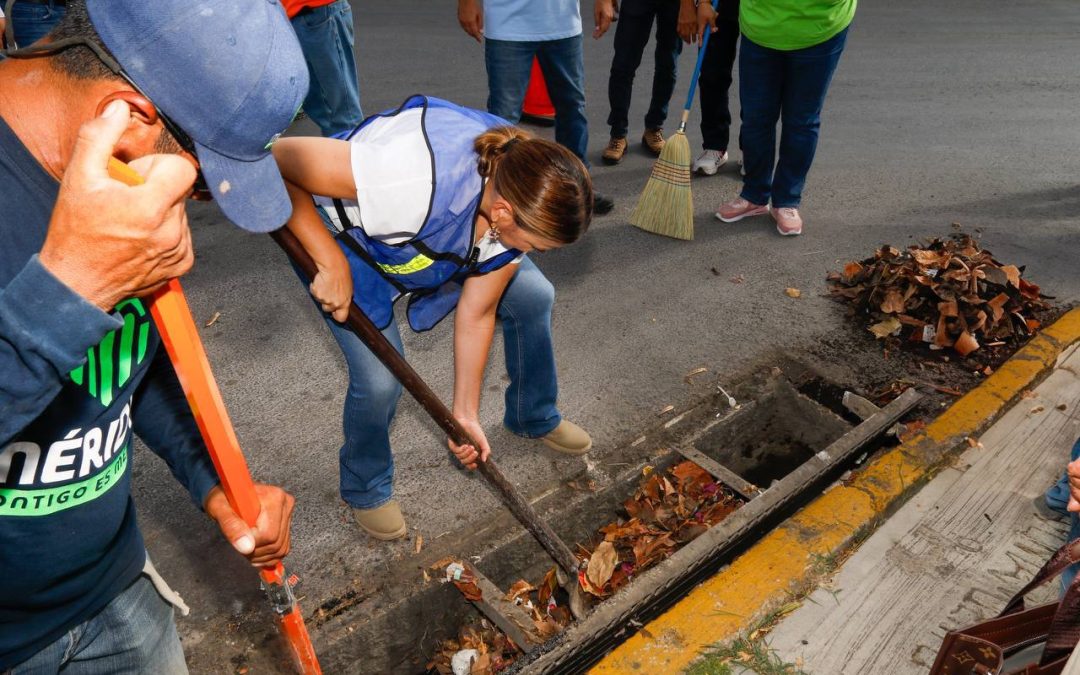 Intensifica Cecilia Patrón limpieza de rejillas en toda la ciudad