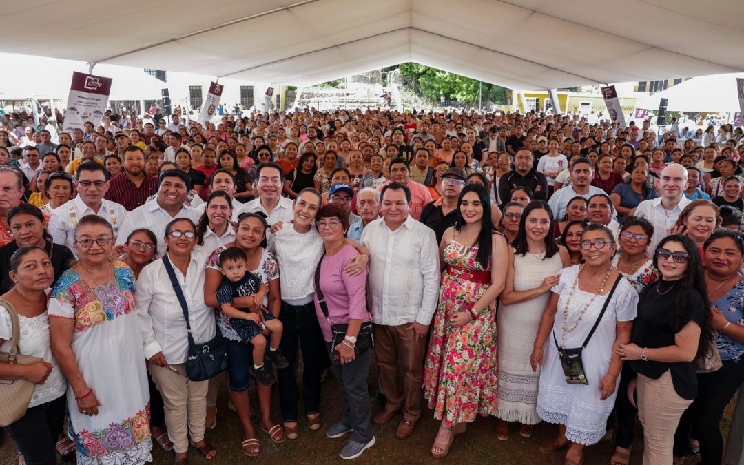 Entregan apoyos de “La Escuela es Nuestra” en Izamal, la presidenta Sheinbaum y el gobernador Díaz Mena