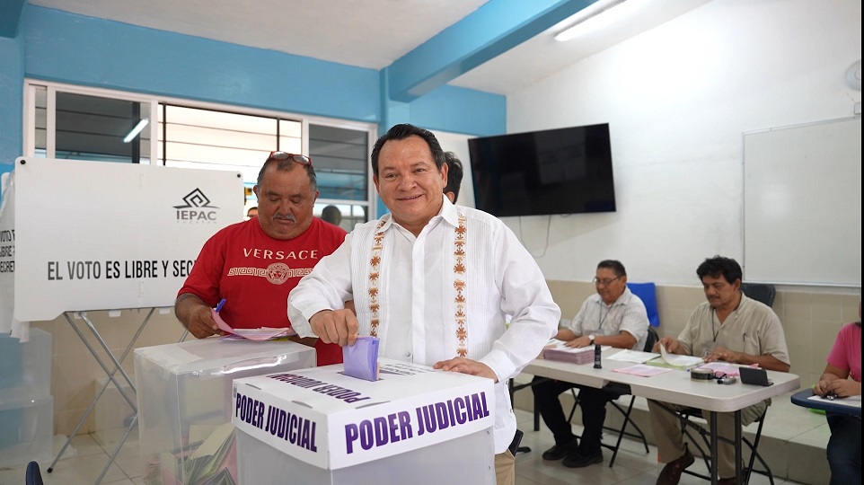 Emite Huacho Díaz su voto en la elección para el Poder Judicial