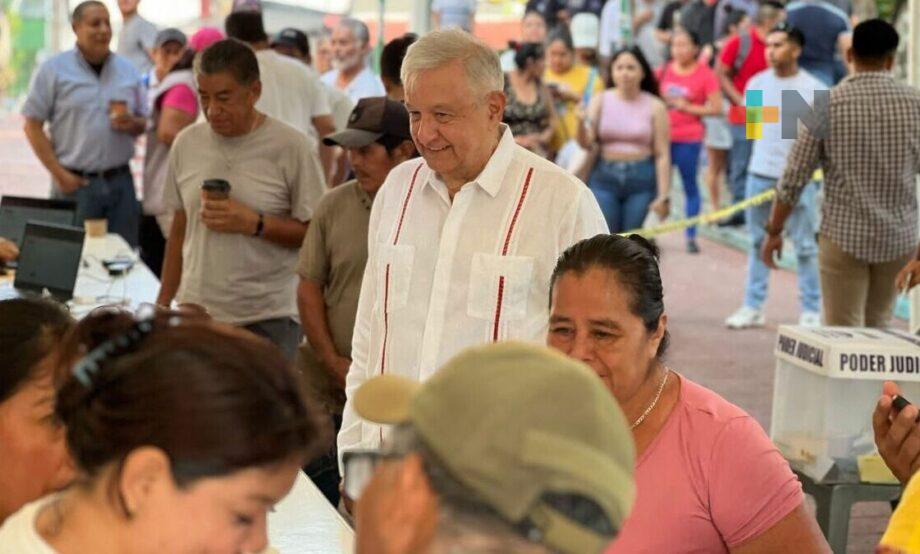 Reaparece AMLO y emite su voto al poder judicial
