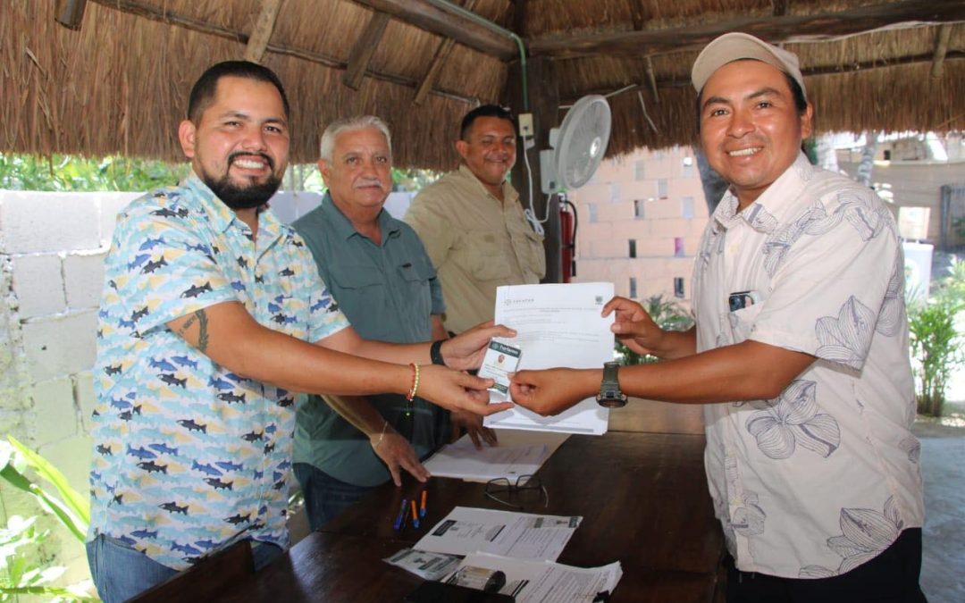 Entregan credenciales de guía federal de turismo, en el puerto de El Cuyo