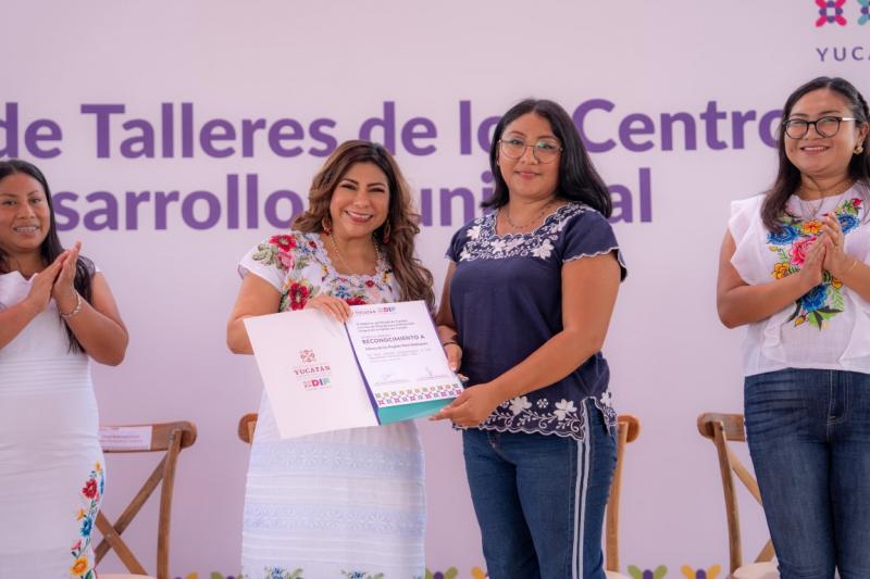 Más de dos mil 100 personas culminaron los talleres del DIF Yucatán