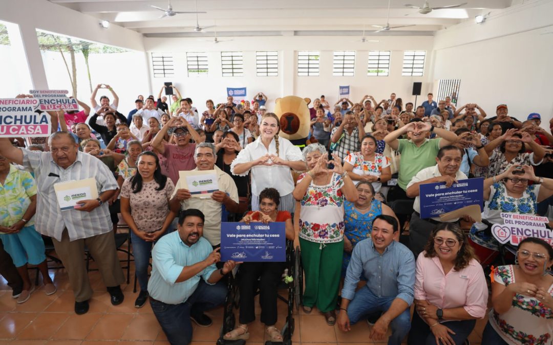 Entrega Cecilia Patrón apoyos de “Enchula tu casa” a adultos mayores