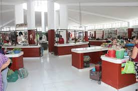 Dan mantenimiento al alumbrado del Mercado Municipal