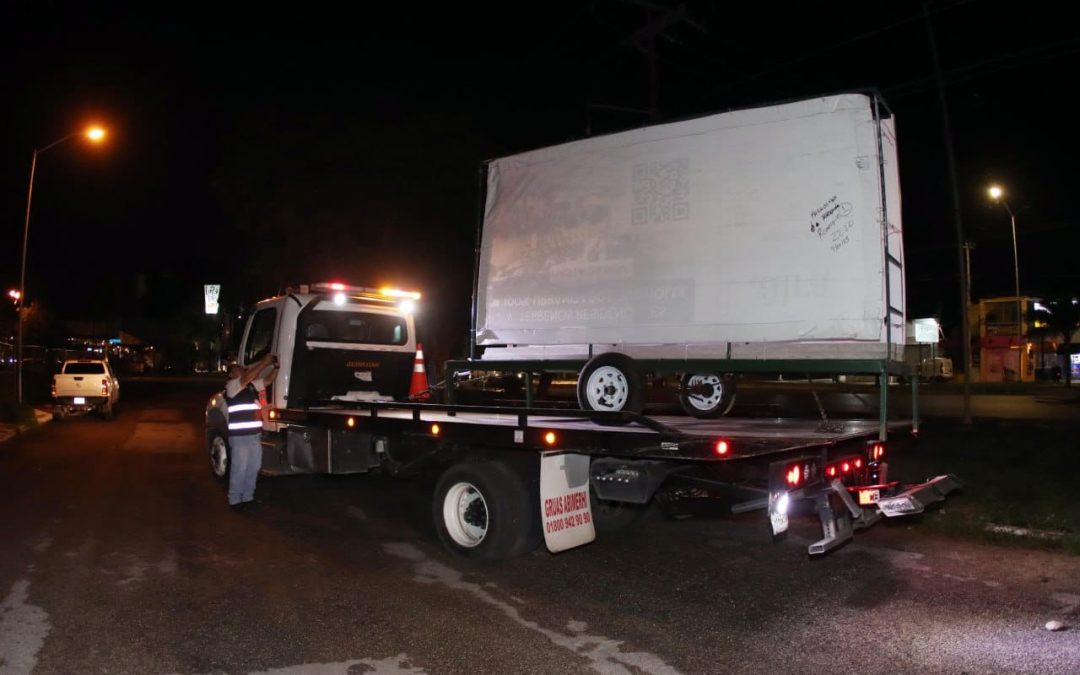 Mérida ordena sus calles: retiran vallas publicitarias, vehículos irregulares y abandonados