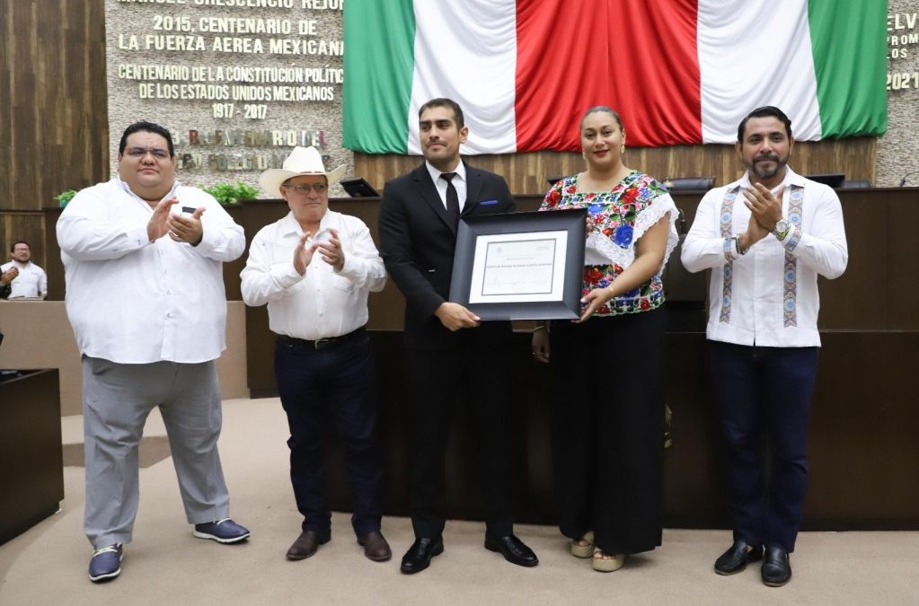 Fue condecorado el piloto Roger Alonso Castillo por el ayuntamiento y el Congreso del Estado, tras salvar la vida de más de 200 pasajeros