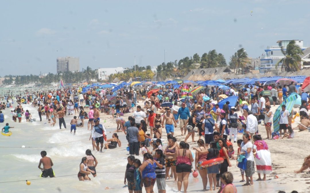 En verano, los turistas llegan a Progreso, pero se va el agua