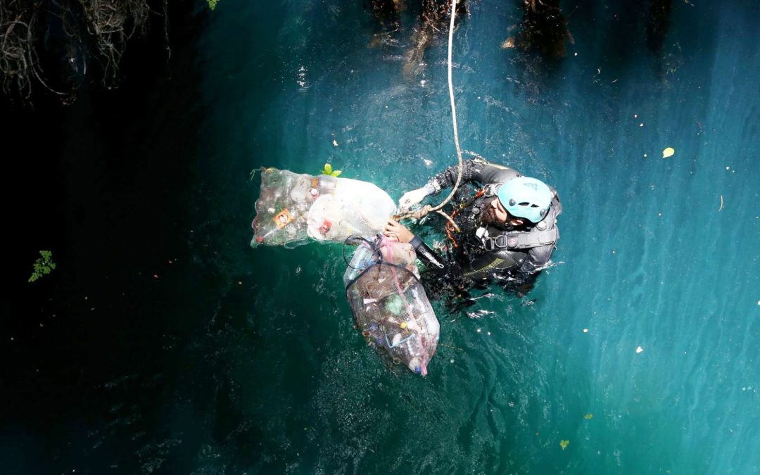 Retiran 100 kilos de basura de cenote en Tekit