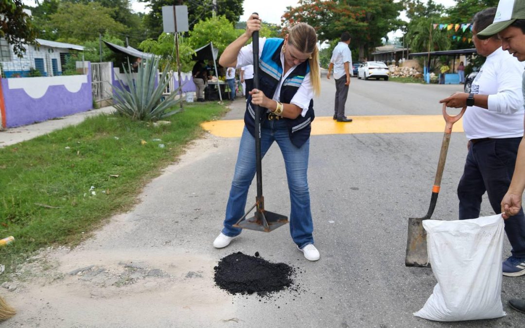 Incrementan labores de bacheo en comisarías de Mérida.