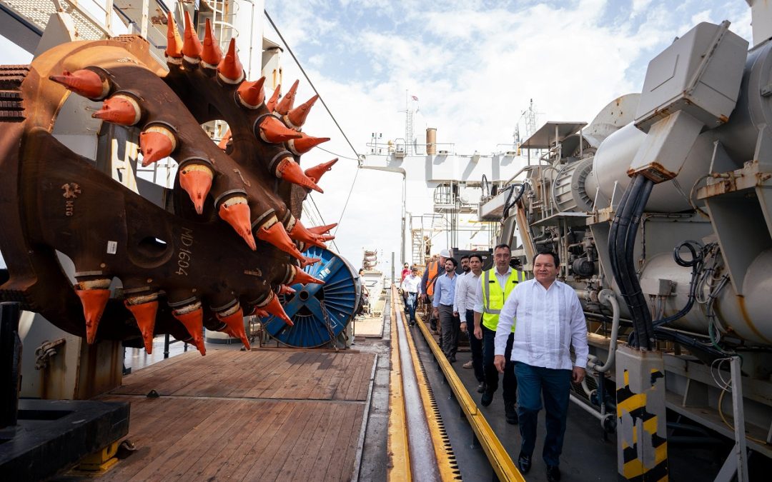 Gobernador Díaz Mena visita el buque de dragado Fernando Magallanes
