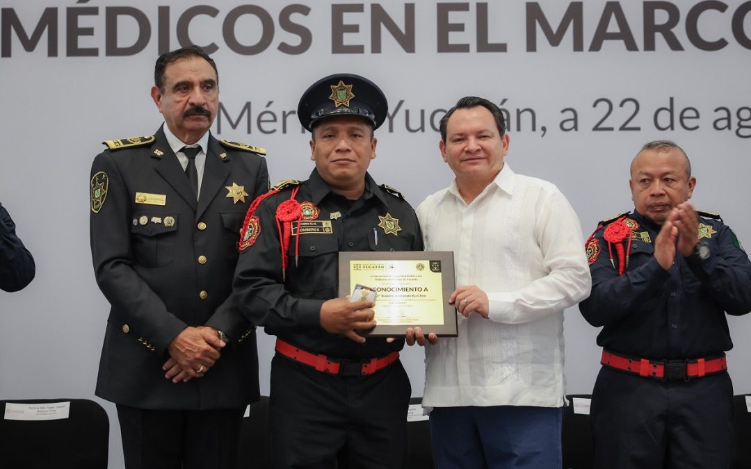 Honra Díaz Mena labor de bomberos y paramédicos de Yucatán