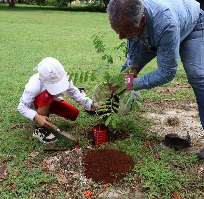 Protagonizan niños jornada de reforestación en la Secihti