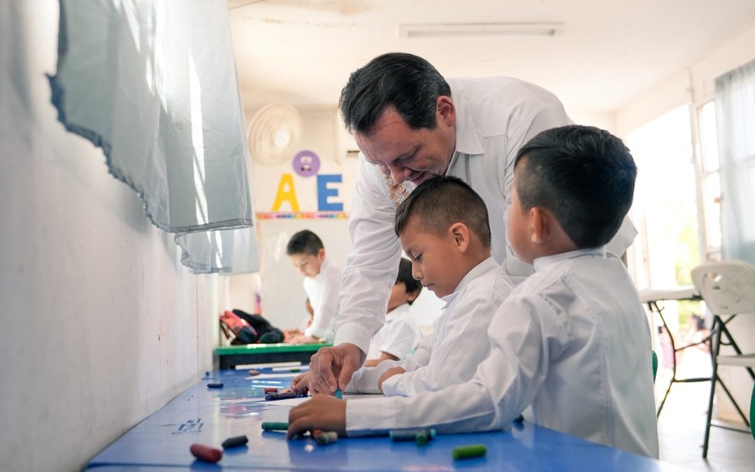 Joaquín Díaz Mena cumple a alumnas y alumnos del preescolar “Cuitláhuac” de Tixcacal