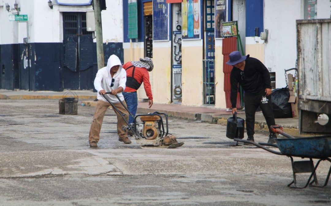 Pese a lluvias, no para el bacheo en Tizimín