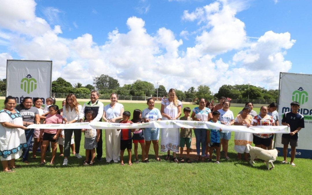 Entrega Cecilia Patrón rehabilitación del campo deportivo de Hunxectamán