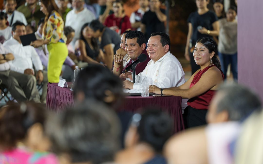 Díaz Mena escucha y responde peticiones de vecinos de la Amalia Solórzano