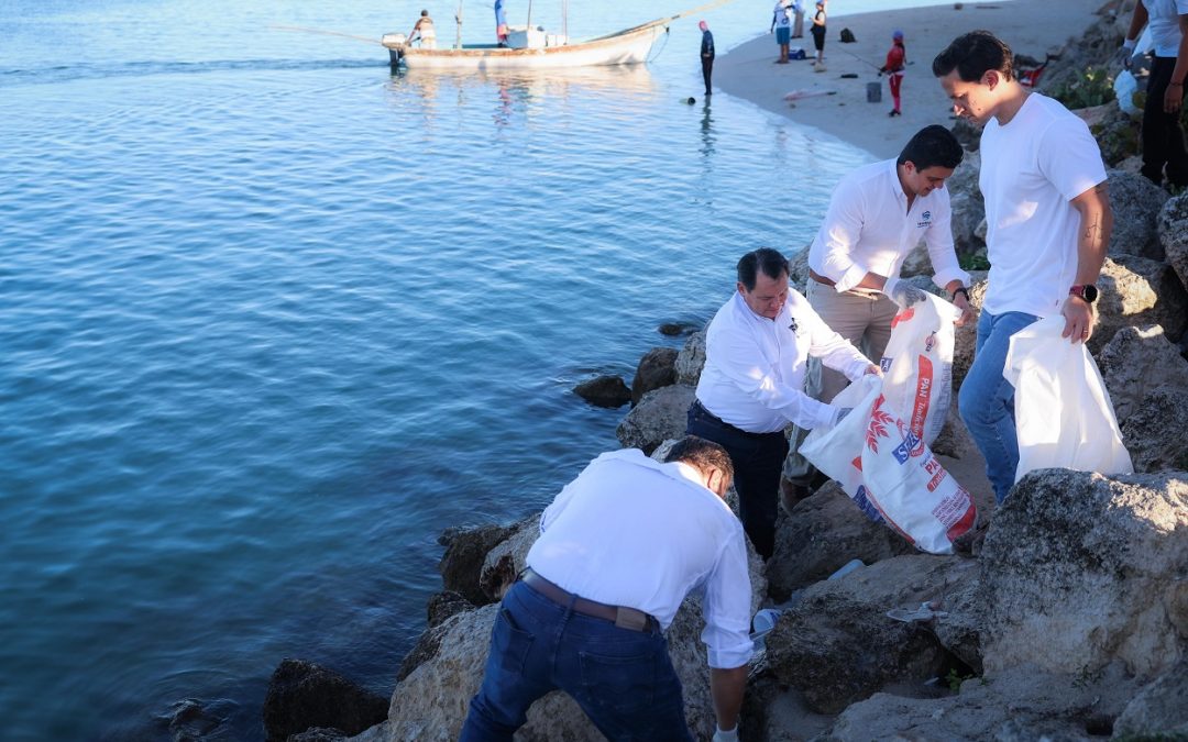 Encabeza Huacho Díaz limpieza de playas de Yucatán